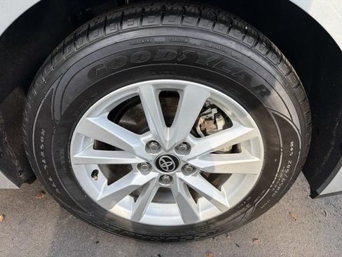 Used 2025 Toyota Camry LE FWD image 31