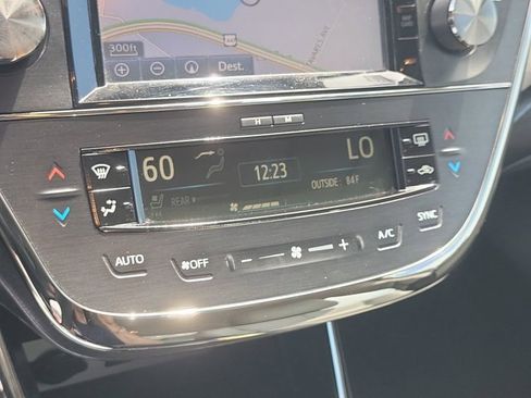 Used 2016 Toyota Avalon Limited image 24