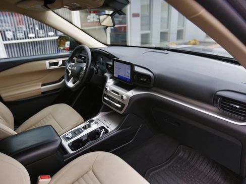 Used 2021 Ford Explorer XLT image 21