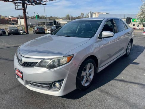 Used 2014 Toyota Camry SE w/ Moonroof Package image 4