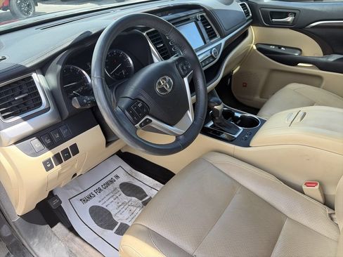 Used 2016 Toyota Highlander Limited w/ Driver Technology Package FWD image 10