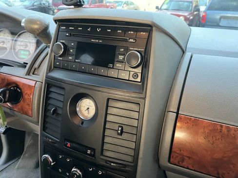 Used 2008 Chrysler Town & Country LX image 33