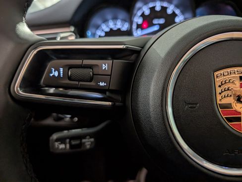 Used 2025 Porsche Macan image 31