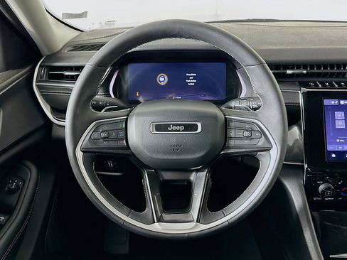 Used 2023 Jeep Grand Cherokee Laredo w/ Luxury Tech Group I image 18