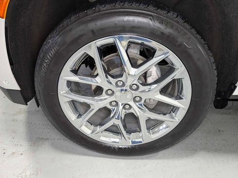 Used 2024 GMC Yukon Denali w/ Advanced Technology Package image 3