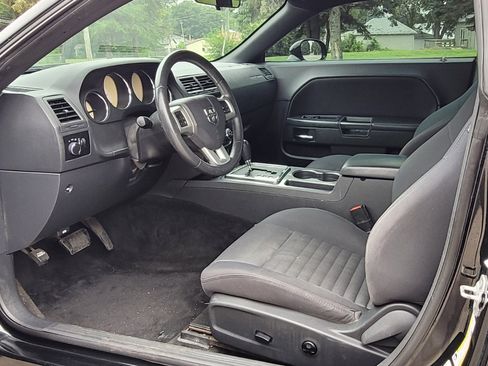 Used 2014 Dodge Challenger SXT image 11
