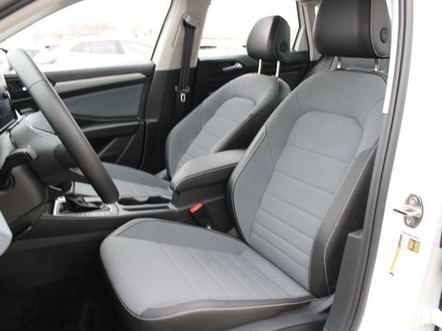 Certified 2025 Volkswagen Jetta SE w/ Black Wheel Package FWD image 8