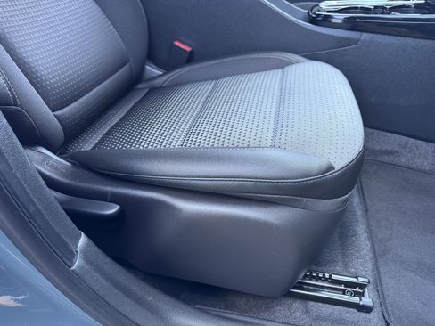 Used 2025 Chevrolet Trax LT FWD image 25