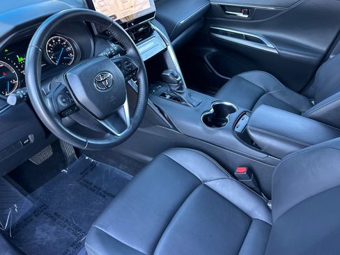 Used 2024 Toyota Venza XLE image 10