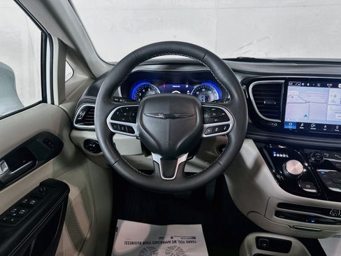 Used 2022 Chrysler Pacifica Touring-L w/ Uconnect Theater Family Group FWD image 21