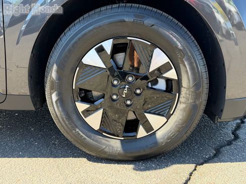 Used 2025 Kia Carnival LXS image 11