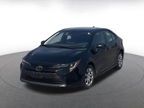 Used 2025 Toyota Corolla LE image 7