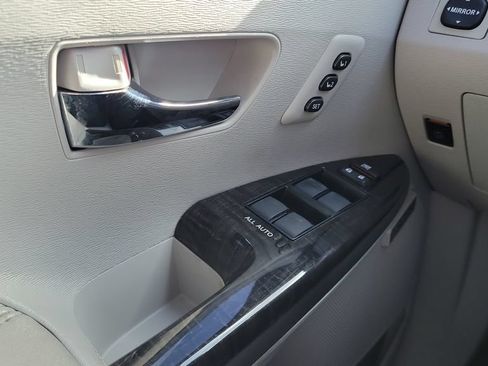 Used 2014 Toyota Venza XLE w/ XLE Premium Package FWD image 20