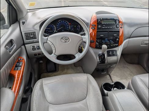 Used 2010 Toyota Sienna XLE image 8