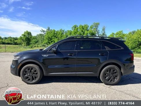 Certified 2022 Kia Sorento S w/ Panoramic Sunroof Package AWD/4WD image 2