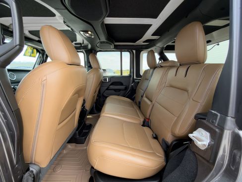 Used 2023 Jeep Wrangler Sahara AWD/4WD image 12