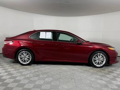 Used 2020 Toyota Camry XLE w/ Sunroof Package FWD image 9