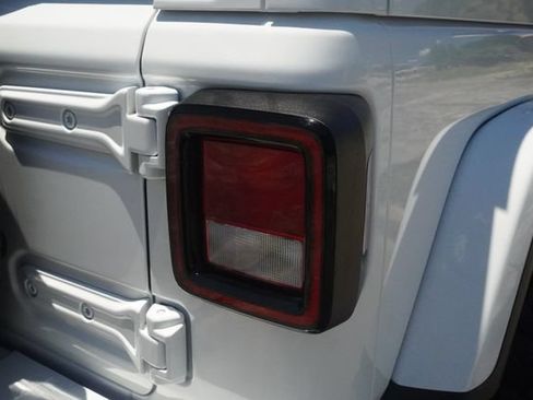 Used 2018 Jeep Wrangler Unlimited Sahara AWD/4WD image 19