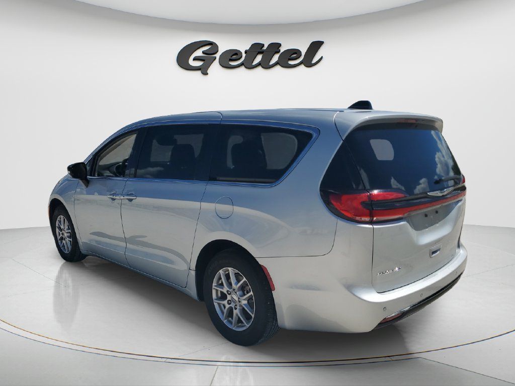 Used 2024 Chrysler Pacifica Touring-L FWD image 7