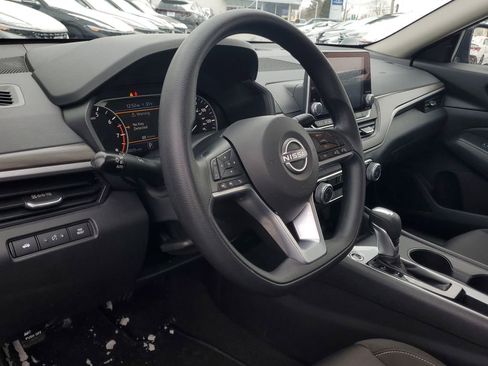 Used 2025 Nissan Altima 2.5 SV image 13