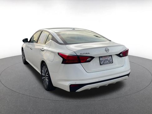Used 2025 Nissan Altima 2.5 SV image 11