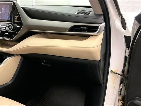 Used 2024 Toyota Highlander XLE AWD/4WD image 19