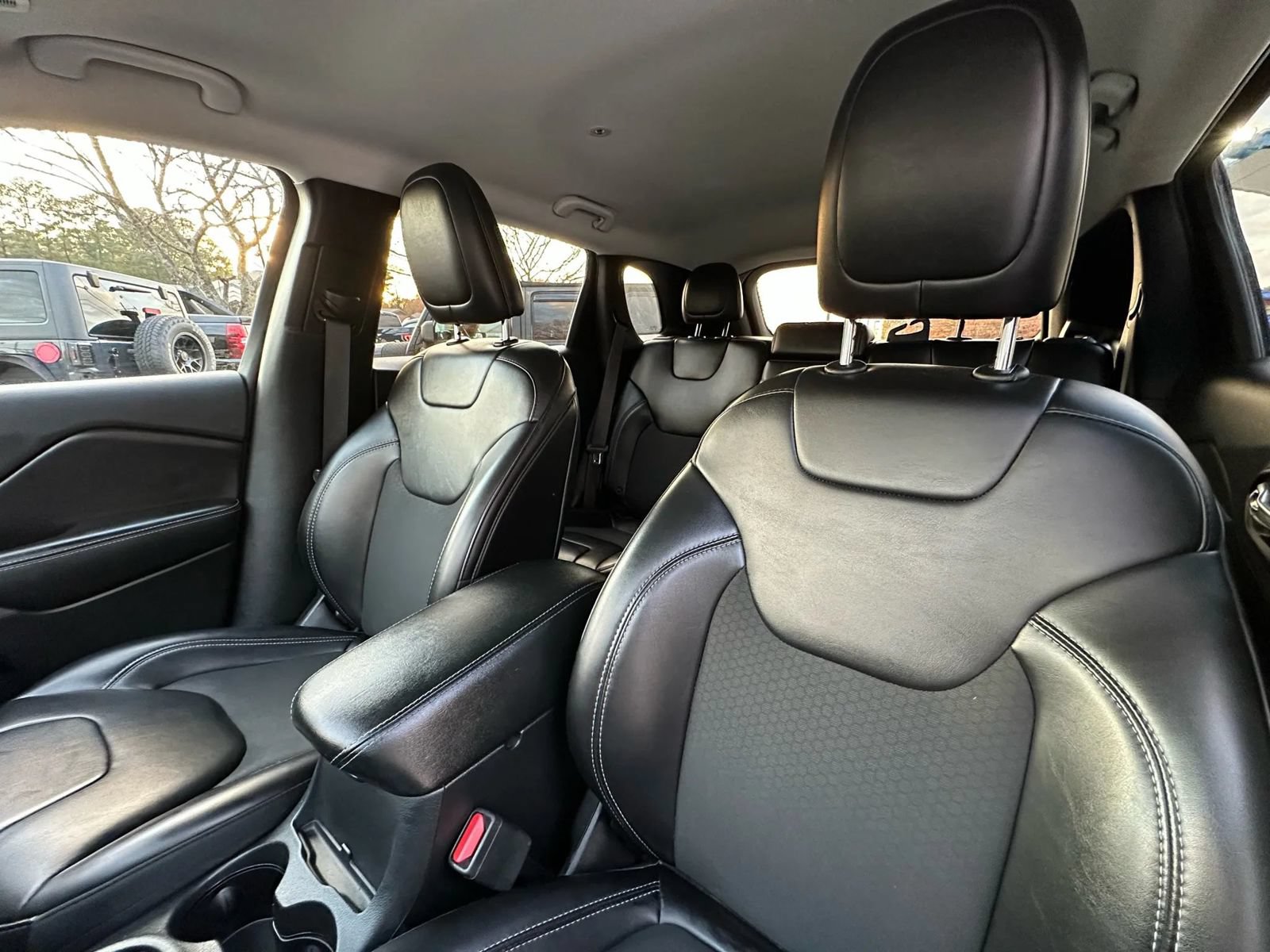 Used 2019 Jeep Cherokee Latitude Plus AWD/4WD image 10