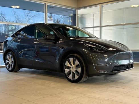 Used 2023 Tesla Model Y 2WD image 9