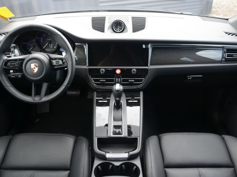 Certified 2026 Porsche Macan AWD/4WD image 8