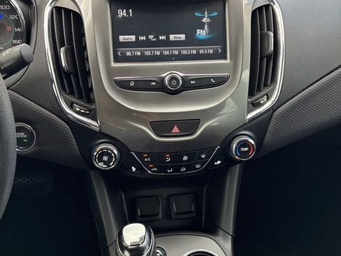 Used 2018 Chevrolet Cruze LT w/ Convenience Package FWD image 8