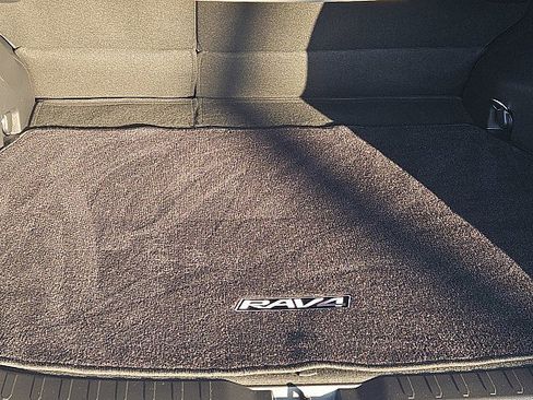 Used 2022 Toyota RAV4 XLE w/ Convenience Package image 22