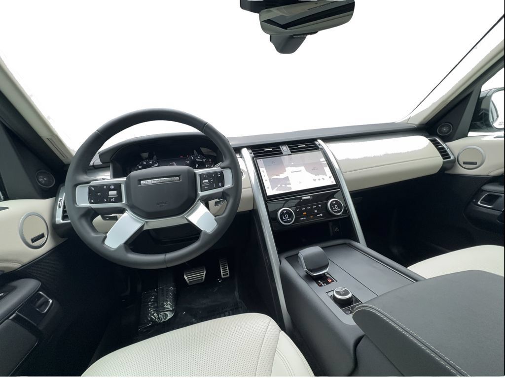 Used 2025 Land Rover Discovery Dynamic SE AWD/4WD image 38