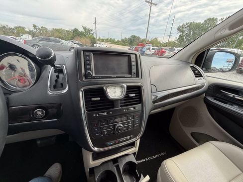 Used 2013 Chrysler Town & Country Touring-L w/ Driver Convenience Group FWD image 23