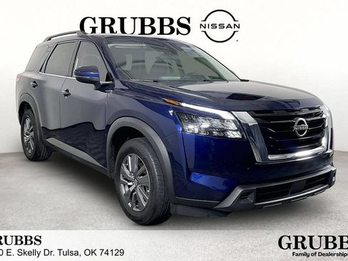 Used 2025 Nissan Pathfinder SV FWD image 1