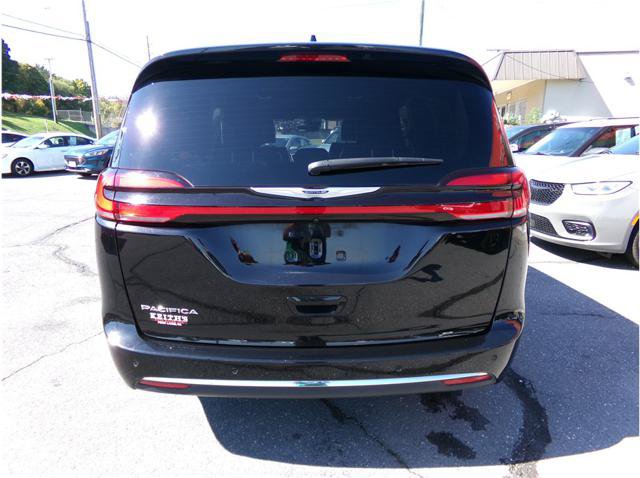 Used 2025 Chrysler Pacifica Select FWD image 17