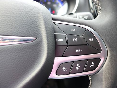 Used 2025 Chrysler Pacifica Select FWD image 29