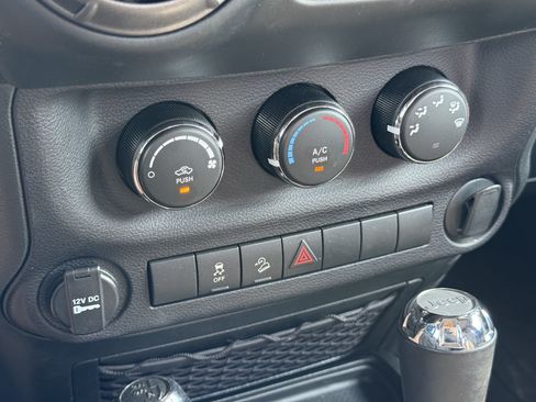 Used 2018 Jeep Wrangler Sport w/ Connectivity Group AWD/4WD image 29