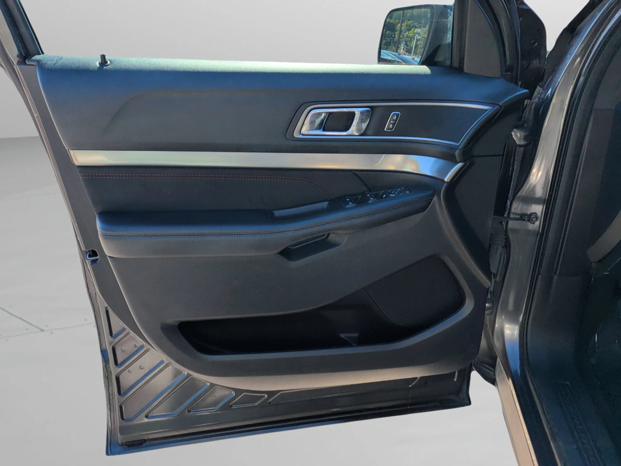 Used 2019 Ford Explorer XLT w/ Equipment Group 202A FWD image 37