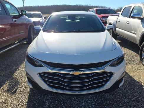 Used 2025 Chevrolet Malibu LT image 2
