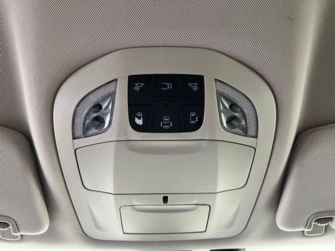 Used 2019 Chrysler Pacifica Touring-L image 35