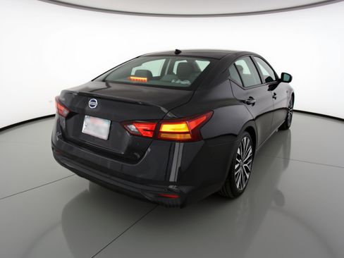 Used 2025 Nissan Altima 2.5 SV FWD image 9