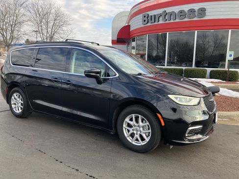 Used 2022 Chrysler Pacifica Touring-L image 15