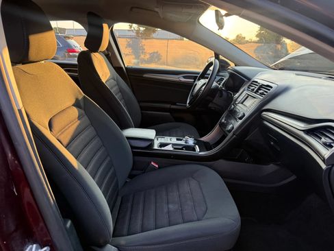 Used 2017 Ford Fusion SE FWD image 18