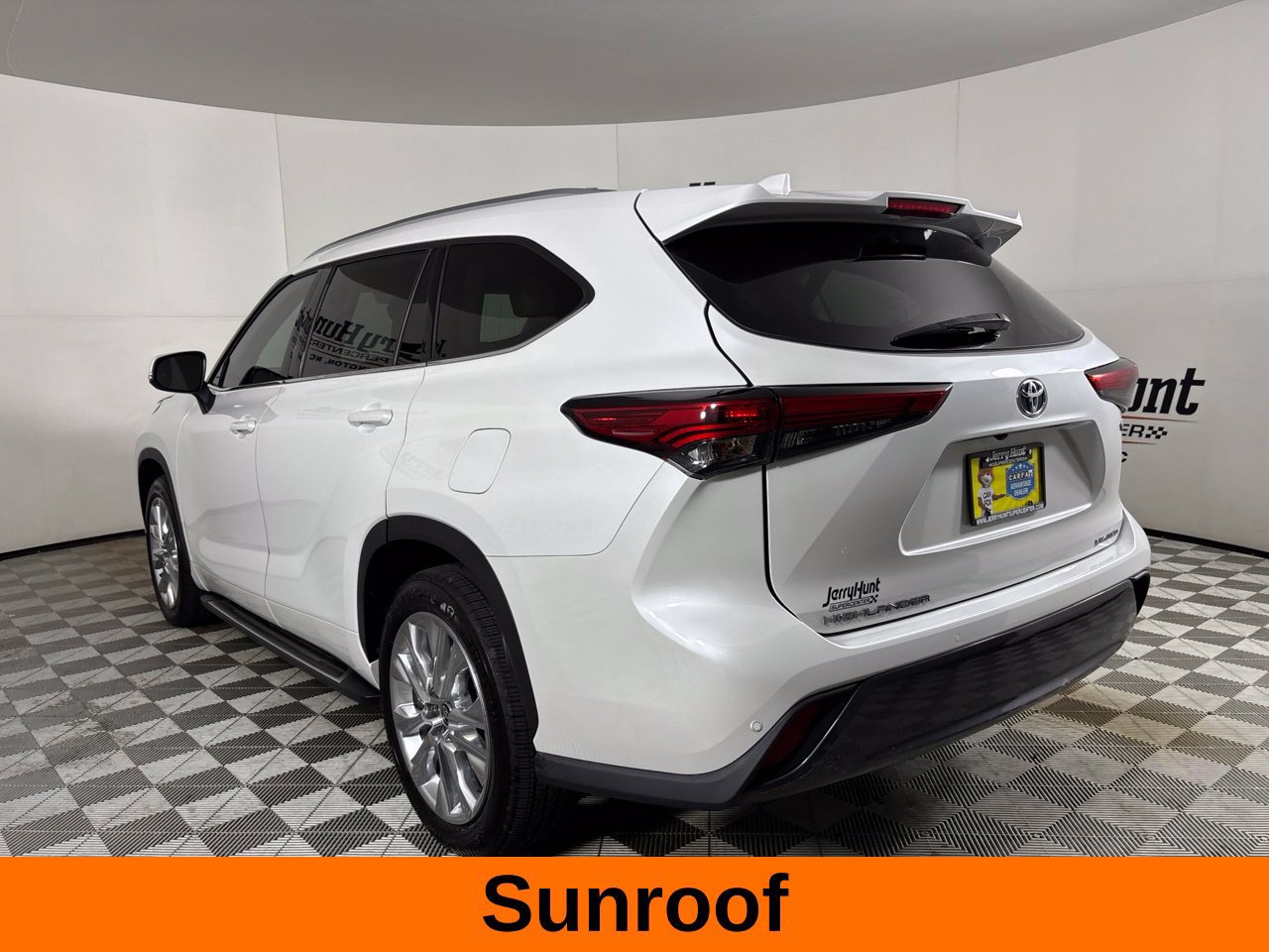 Used 2023 Toyota Highlander Limited FWD image 9