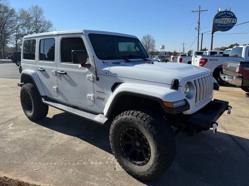 Used 2018 Jeep Wrangler Unlimited Sahara image 5