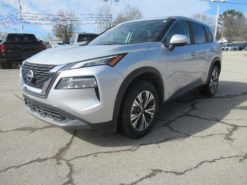 Used 2023 Nissan Rogue SV image 1