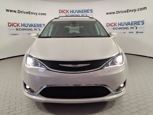 Used 2017 Chrysler Pacifica Touring-L Plus w/ Tire & Wheel Group FWD image 2