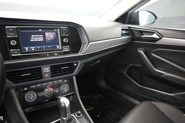 Used 2019 Volkswagen Jetta SE w/ Cold Weather Package FWD image 18