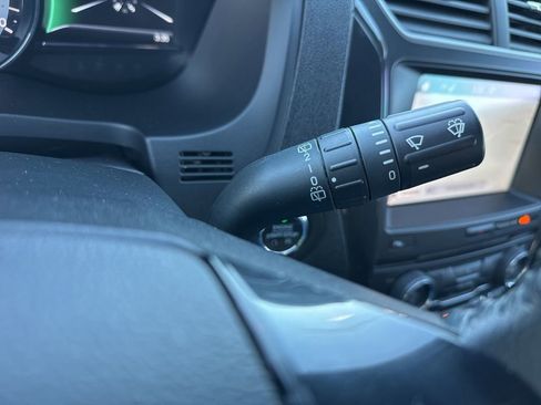 Used 2018 Ford Explorer XLT w/ Equipment Group 202A image 28