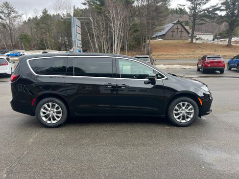 New 2026 Chrysler Pacifica Select image 4